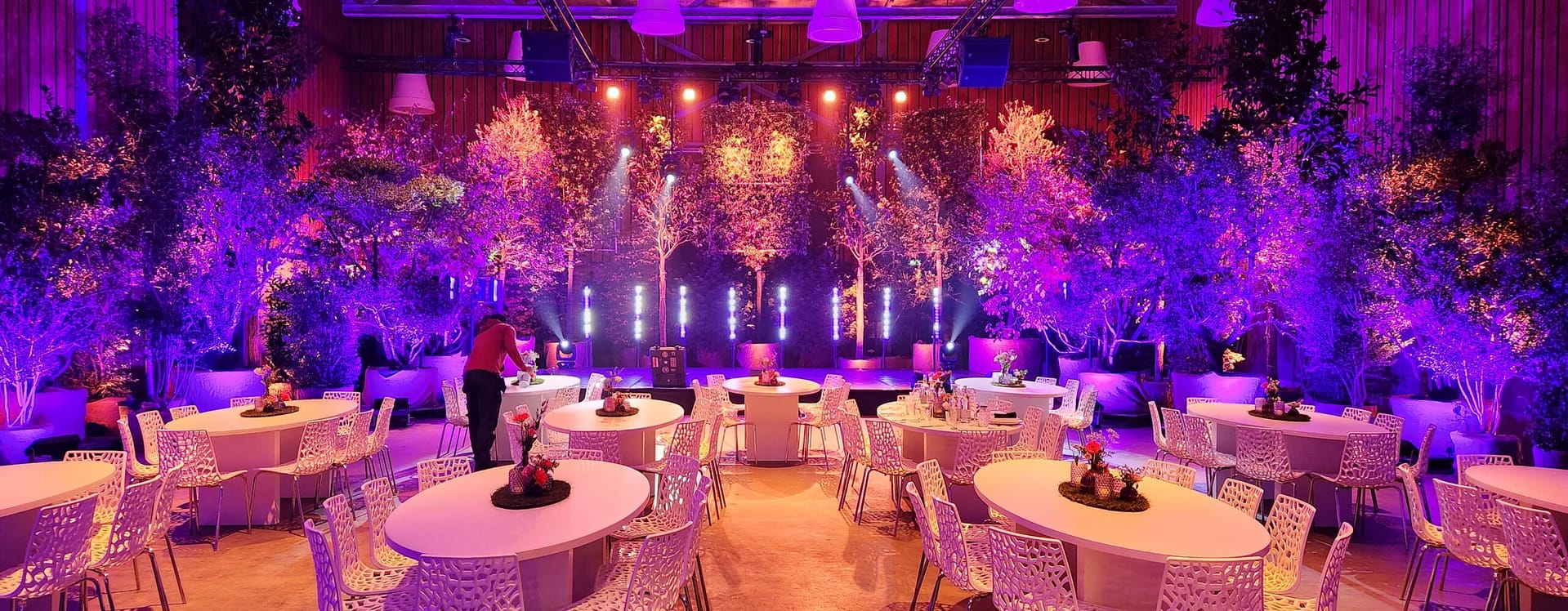 Sfeervol ingerichte evenementenzaal met kleurrijke verlichting