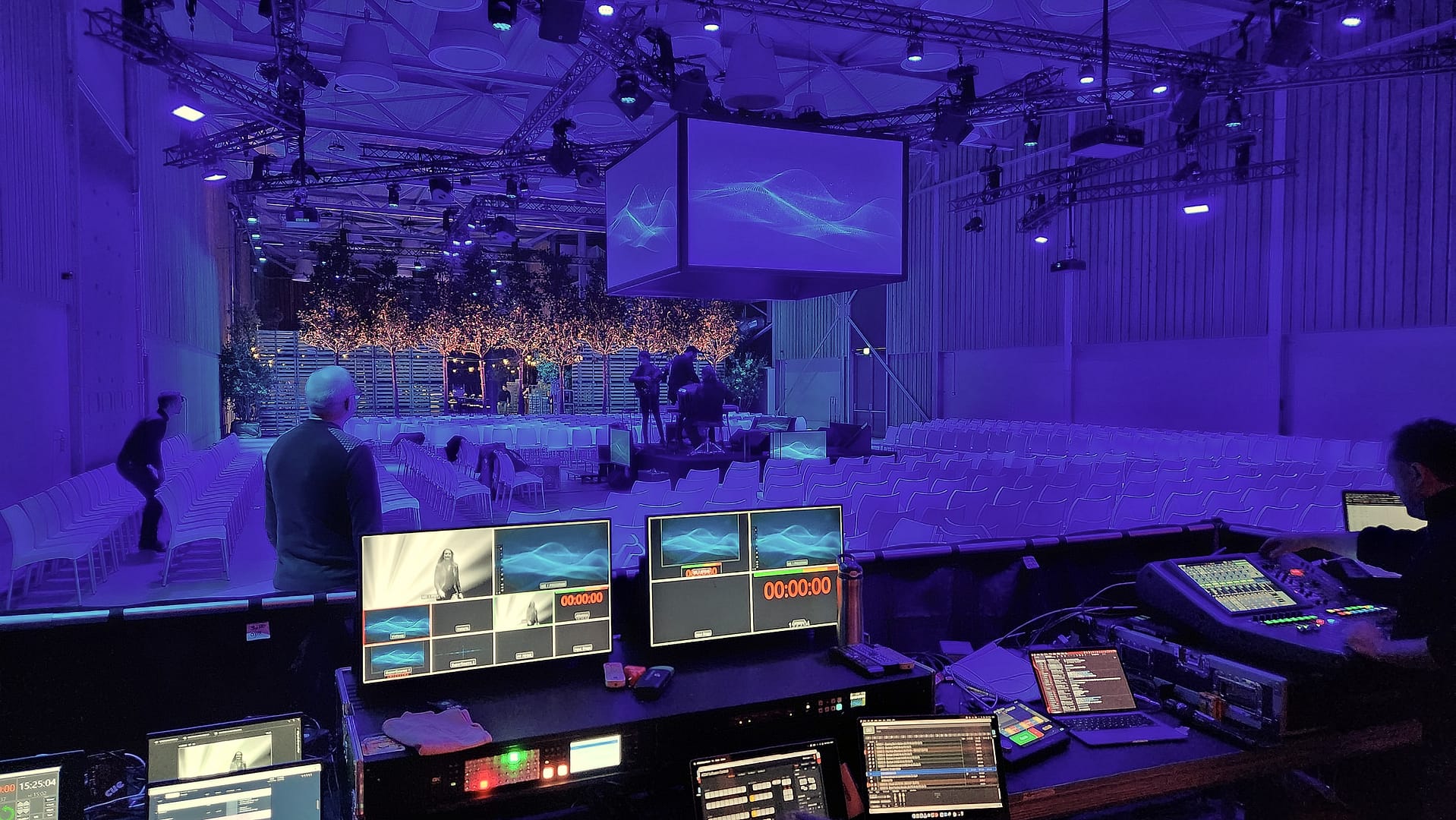 Evenementenzaal met schermen, licht en regieapparatuur