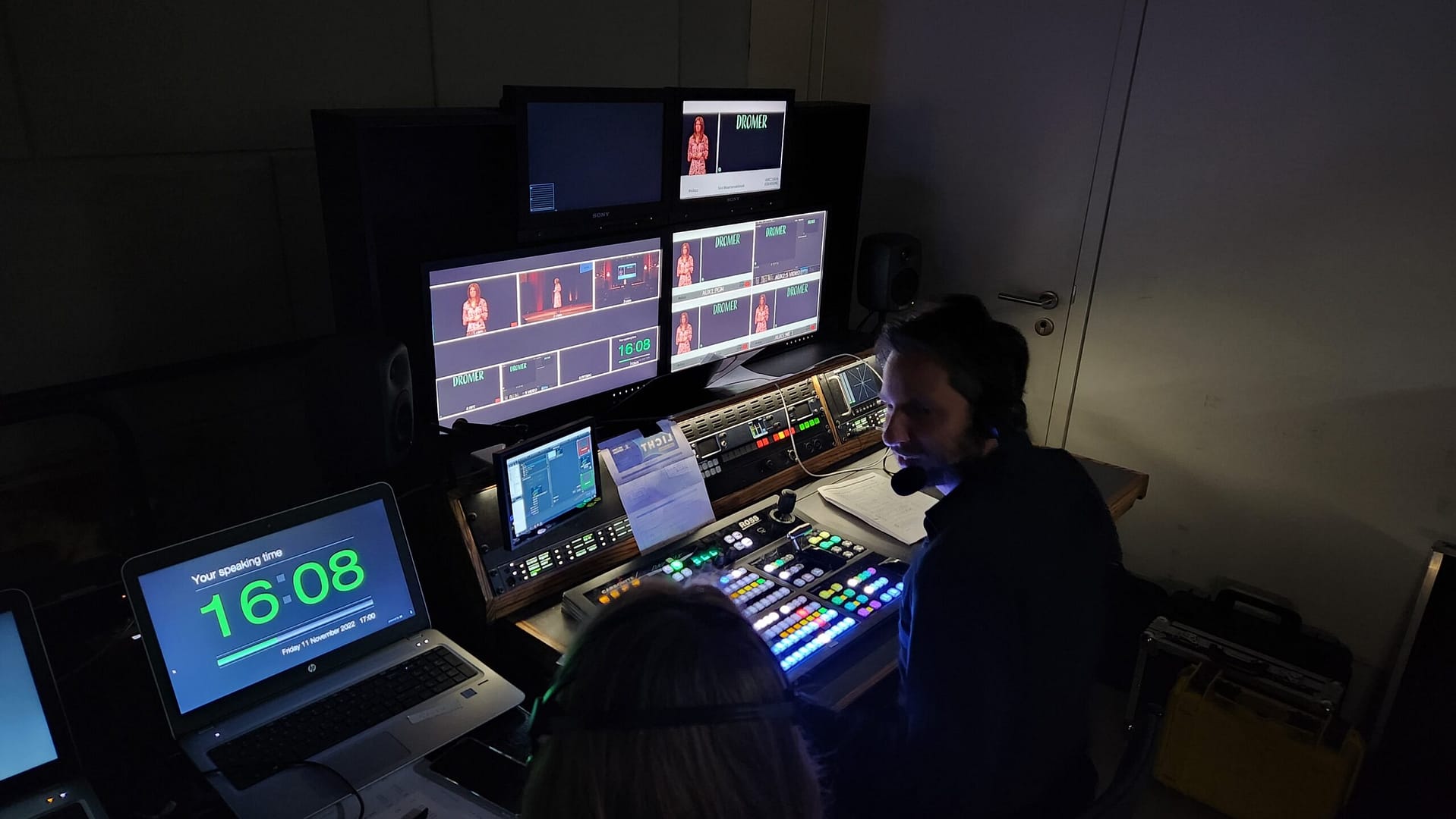 Videoregie met meerdere beeldschermen tijdens een productie