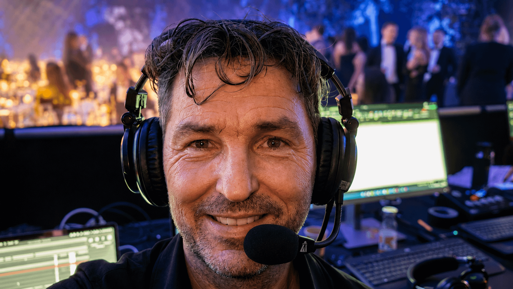 Rob Janssen aan het werk met een headset in de regie