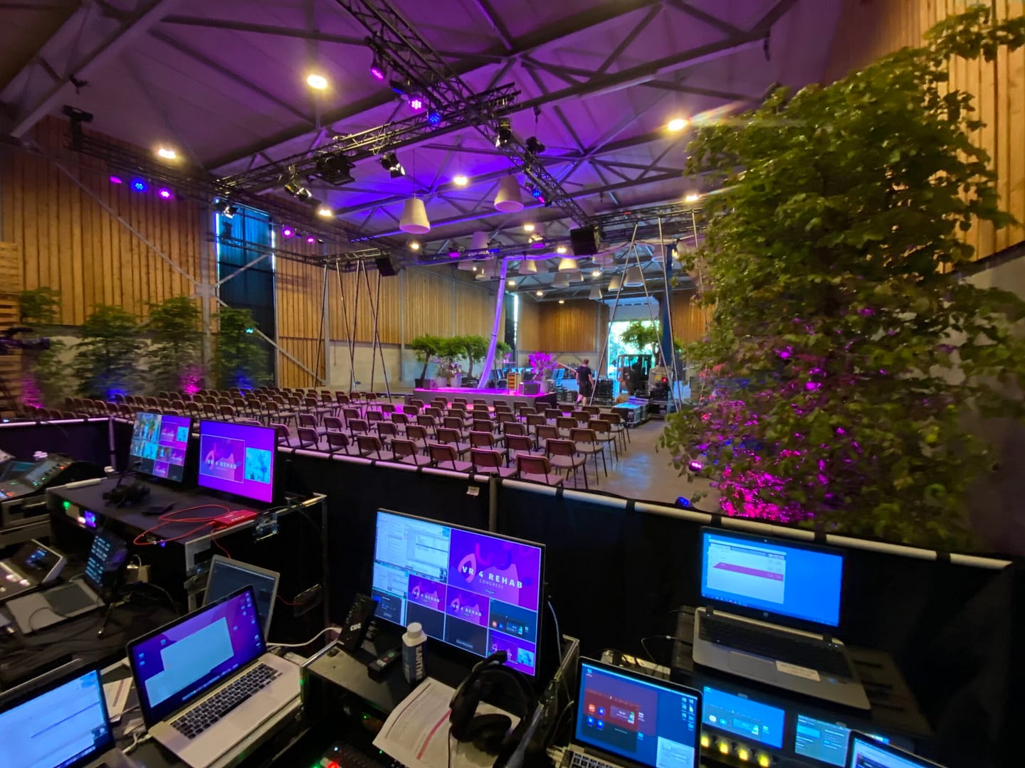 Podium en zaal gezien vanuit de technische regiepositie