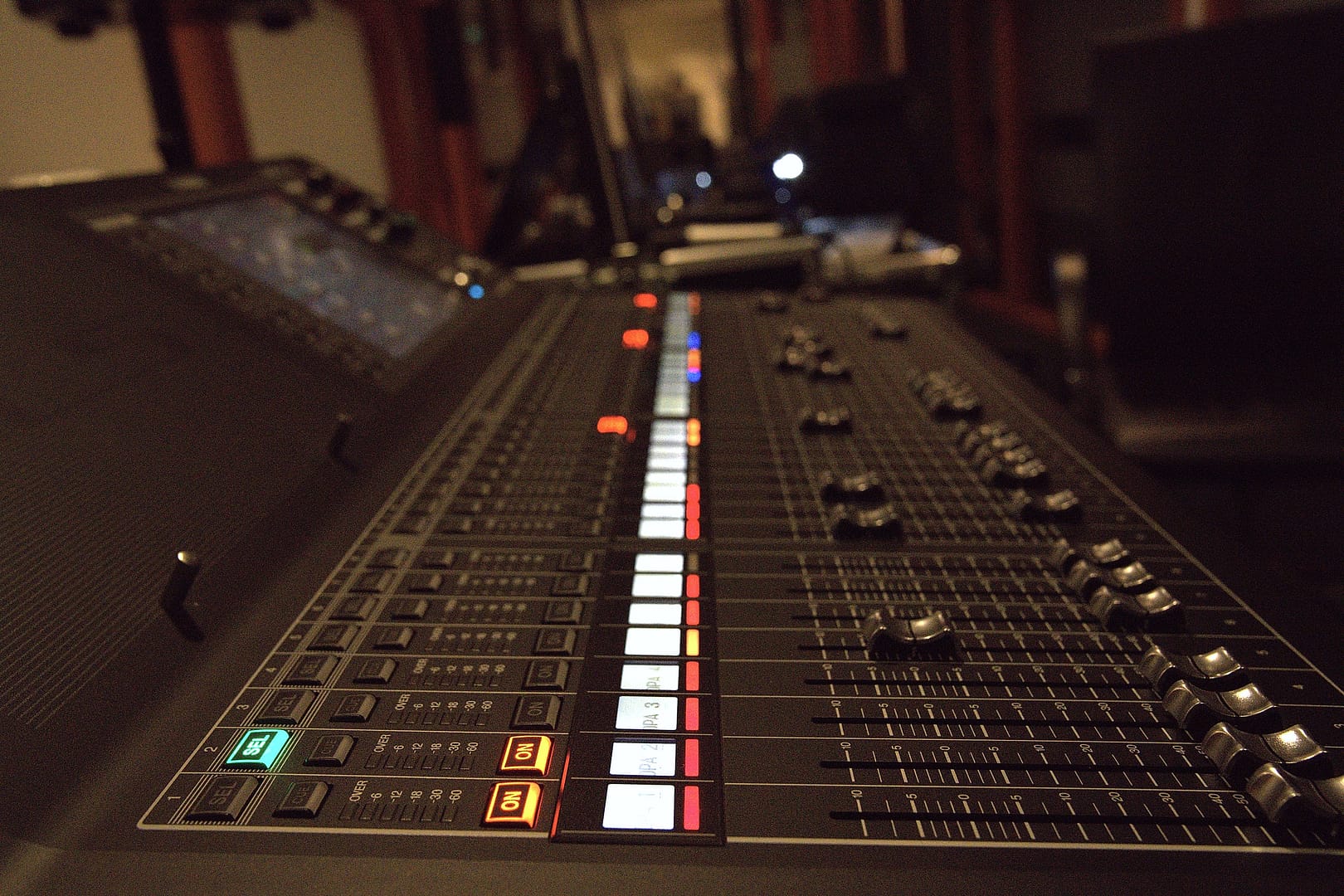 Audiomengtafel tijdens een technische productie