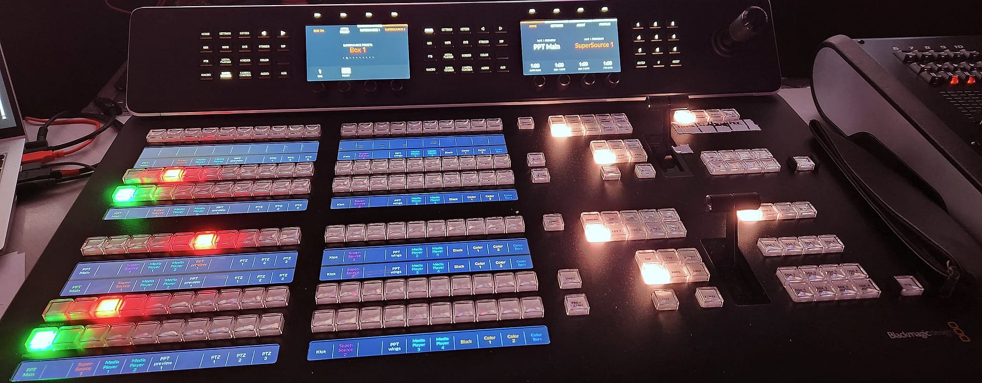 Videomengpaneel met verlichte bediening