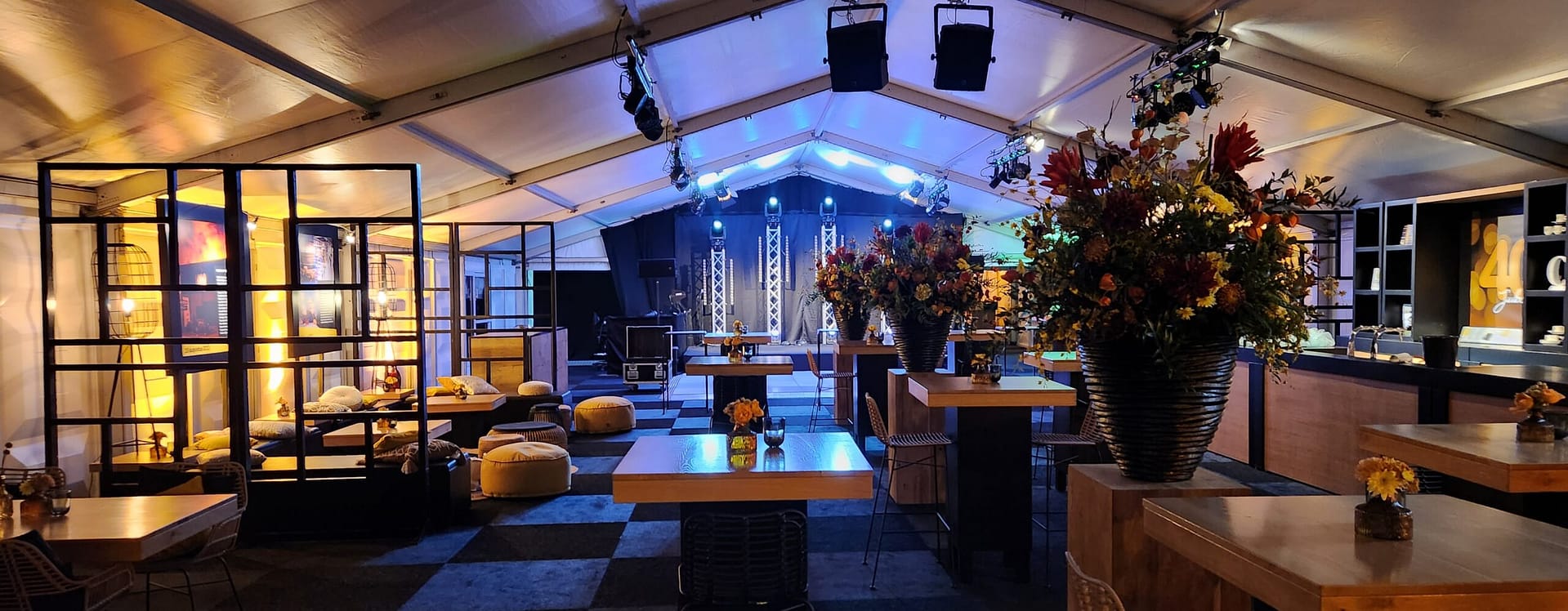Volledig ingerichte evenemententent met podium en verlichting
