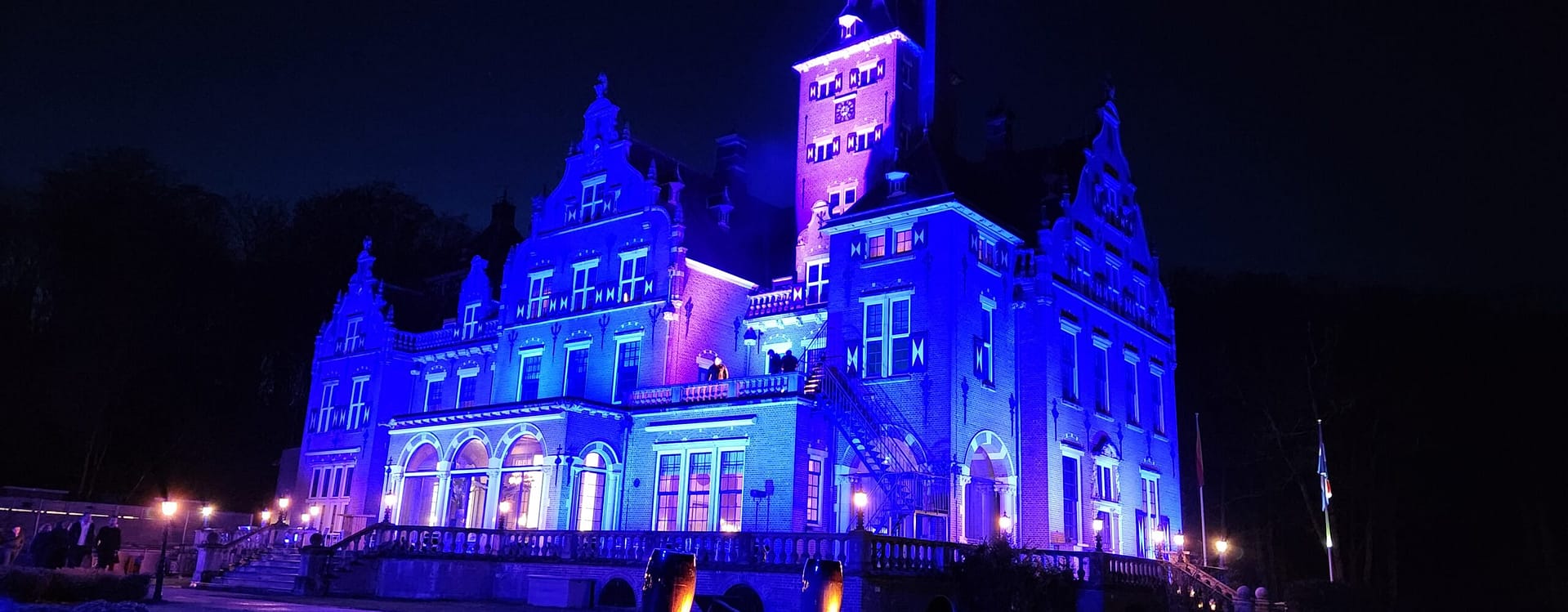 Historisch gebouw uitgelicht met kleurrijke projectie